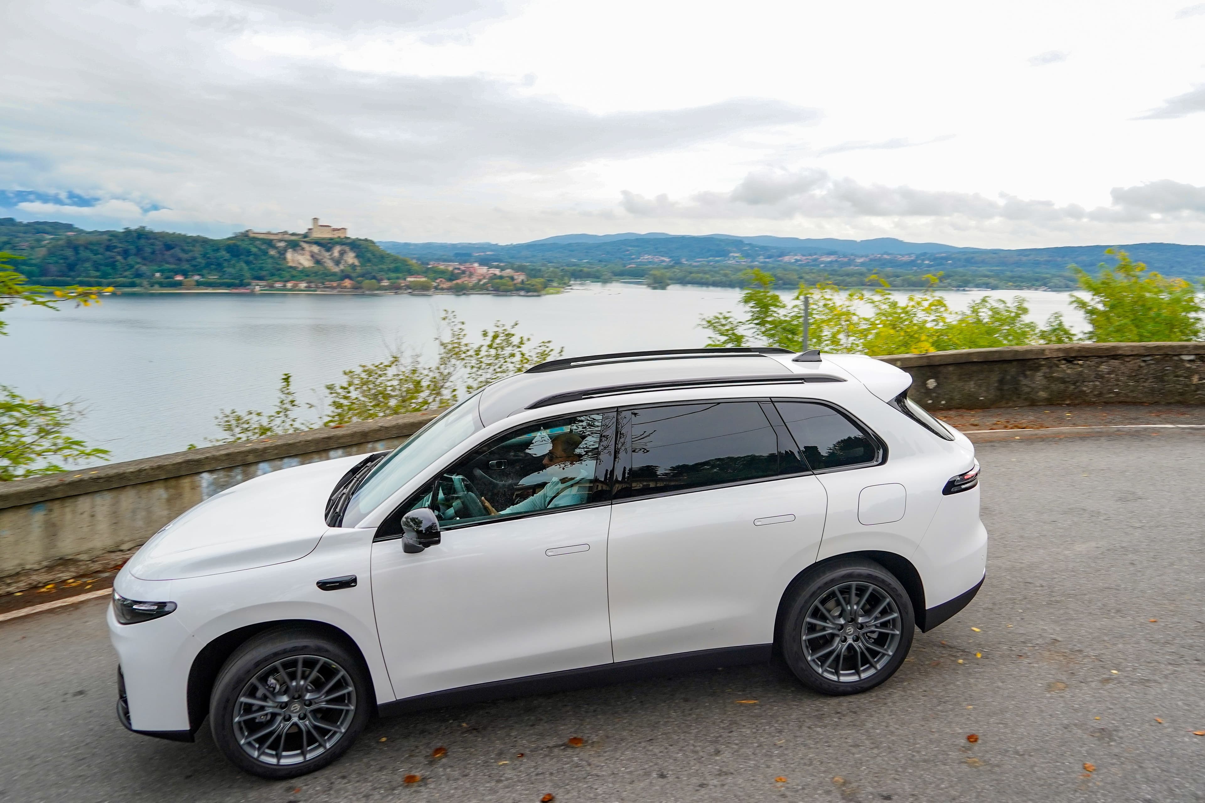 Leapmotor C10 Hybrid EV za 139 900 zł. Do 145 km na prądzie i bez stresu w trasie