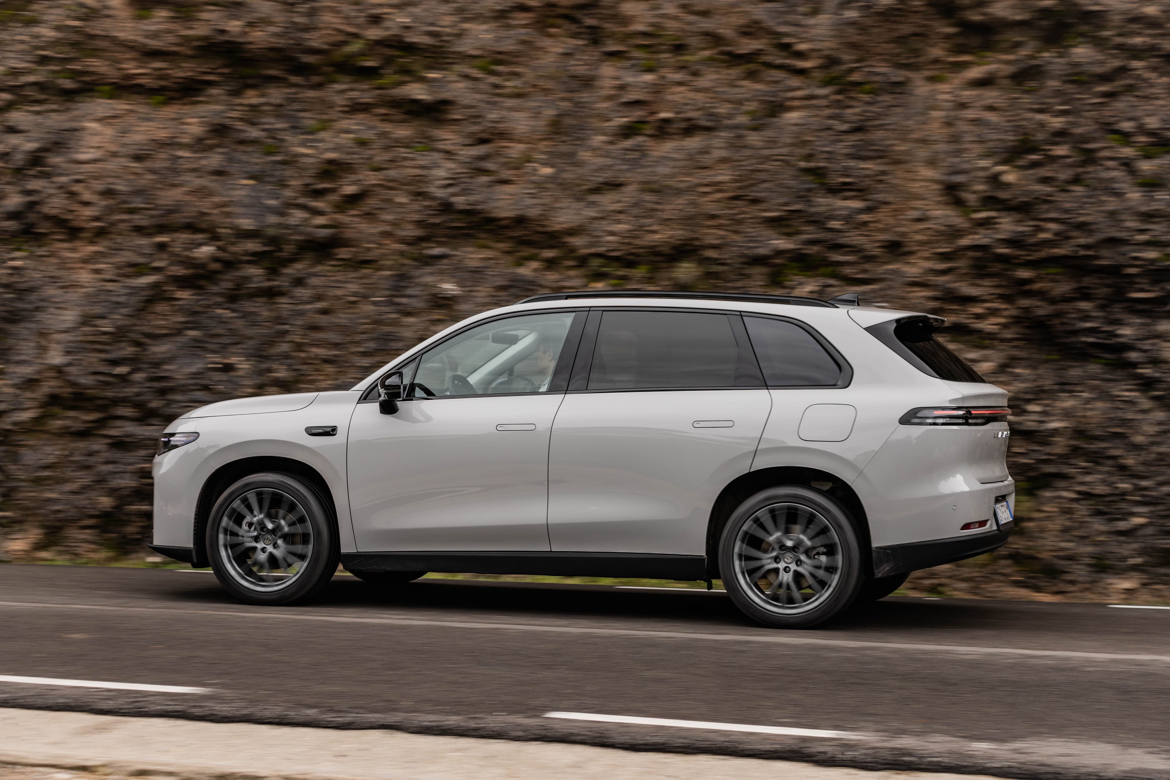 Leapmotor C10 Hybrid EV za 139 900 zł. Do 145 km na prądzie i bez stresu w trasie